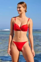 Luksuzni crveni bikini sa zlatnim metalnim detaljima