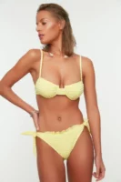 Blago pojačani seksi žuti bikini modernog kariranog uzorka