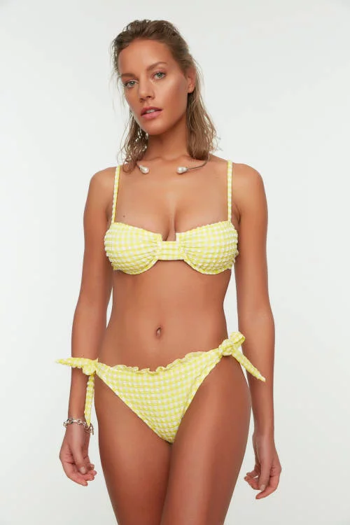 Žuti i bijeli ženski bikini