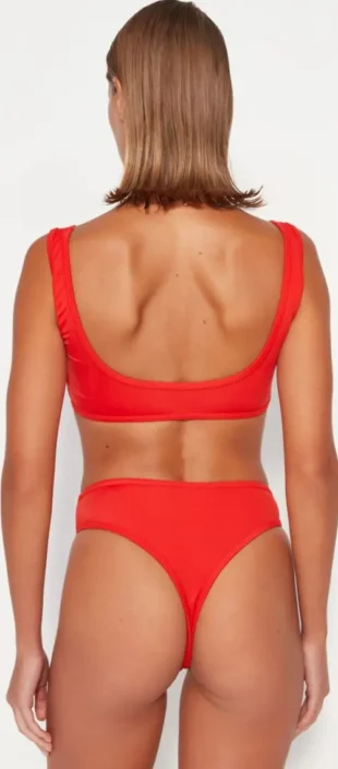 Crveni kupaći kostim s tangama s povišenim strukom i visokim izrezom